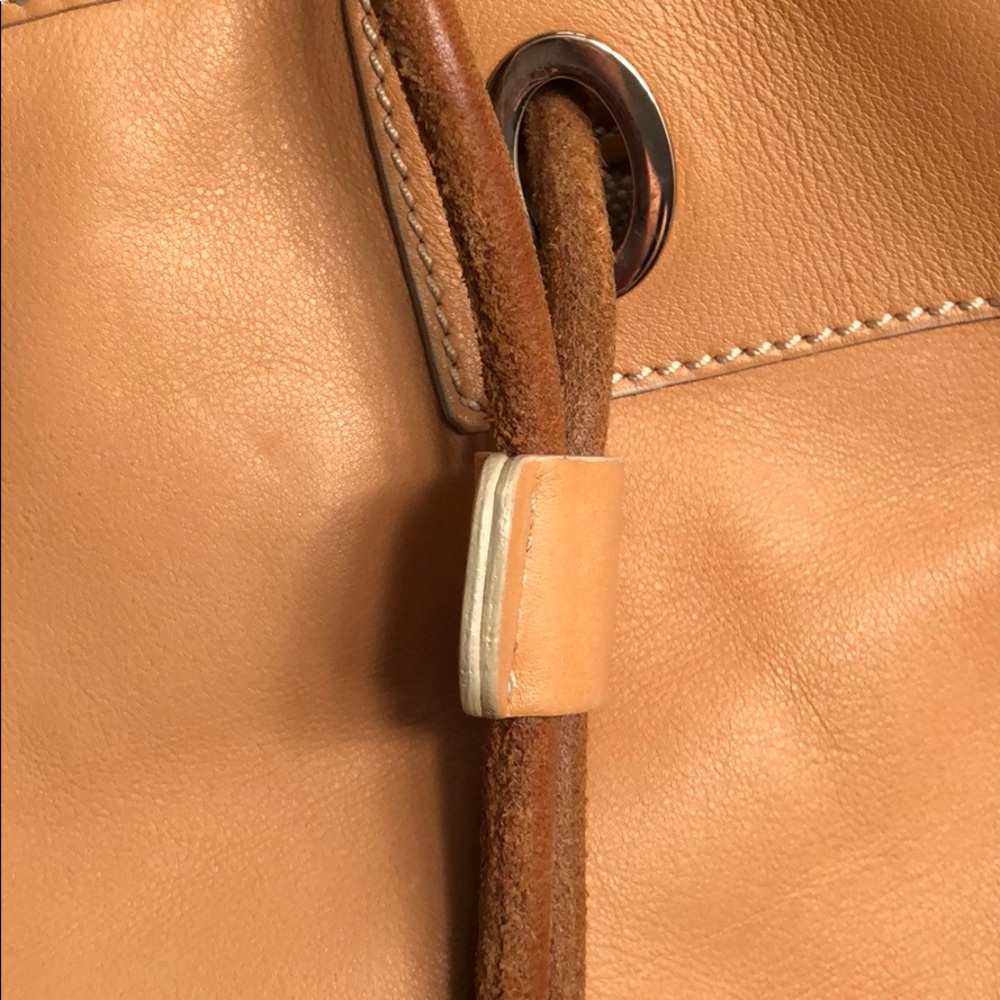 Tod’s camel leather shoulder bag - Picture 7 of 8